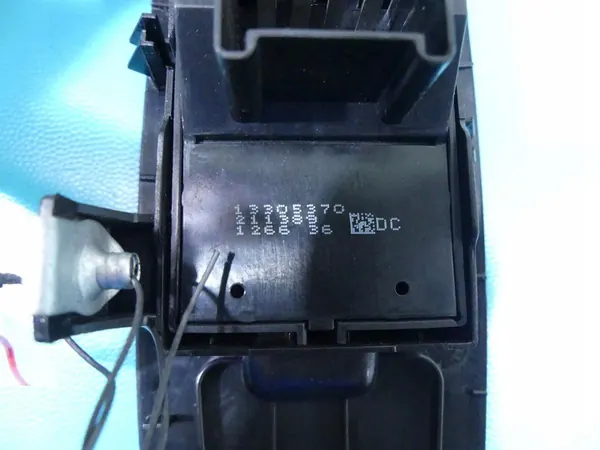 Interruptor de janela dianteira direita Chevrolet Malibu IV image 4