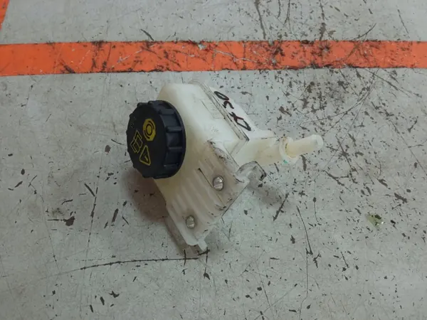 Réservoir de liquide de frein Mazda CX-30 OEM BDMC43551 image 2