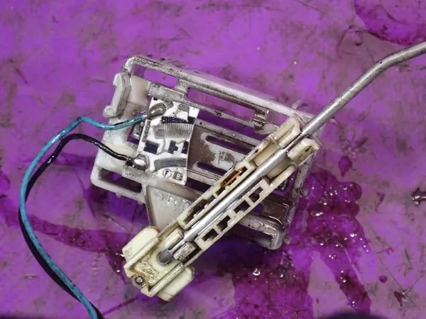 AUDI A4 B5 97-01 1.9 TDI Brandstofpomp 8D0906087AF image 2