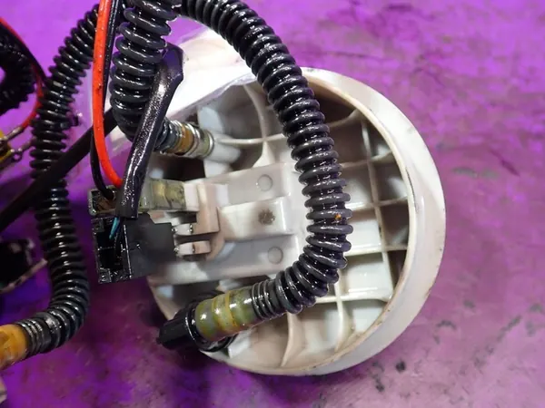 AUDI A4 B5 97-01 1.9 TDI Brandstofpomp 8D0906087AF image 5