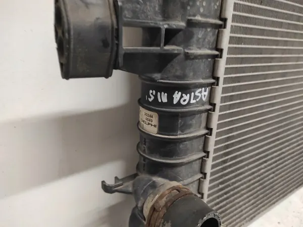 Radiateur d'eau Opel Astra H OEM 13128818 - Occasion image 3