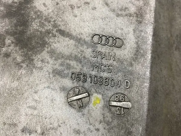 AUDI A6 C6 2.5TDI Oljetunna 059103604D image 2