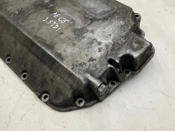 AUDI A6 C6 2.5TDI Oljetunna 059103604D image 3
