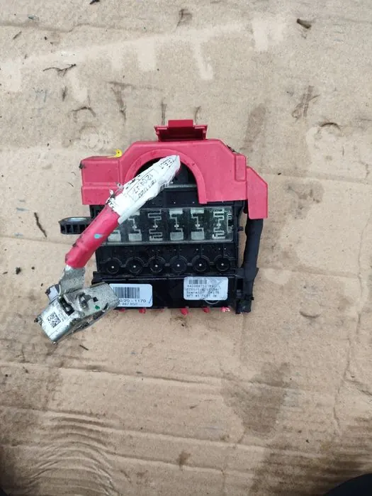 Renault Megane IV batterisäkringsmodul OEM 241148785R image 2