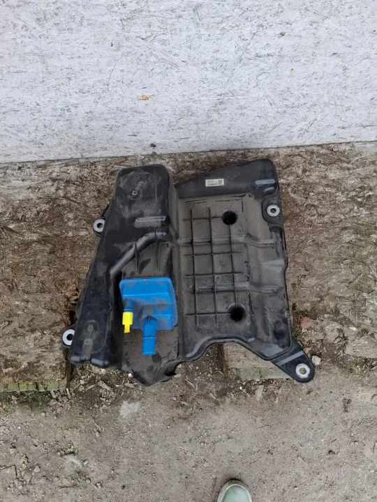 Réservoir AdBlue Audi A4 A5 B9 OEM 8W0131879BB image 3