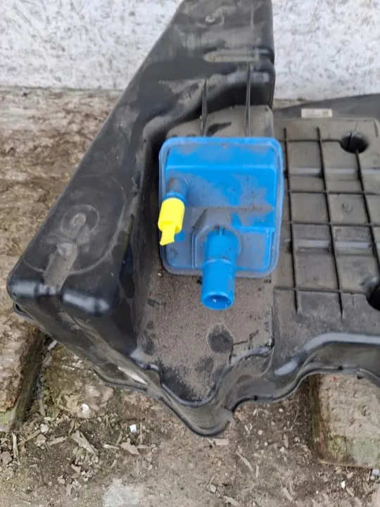 Réservoir AdBlue Audi A4 A5 B9 OEM 8W0131879BB image 4