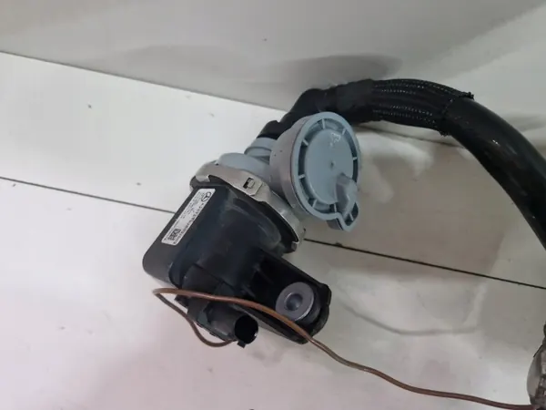 Pescoço de enchimento OEM A1774705900 para Mercedes Classe A image 4