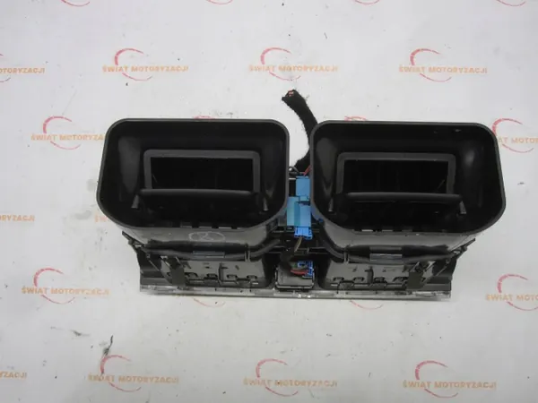 Rejillas e interruptores de aire MERCEDES W204 07r image 3