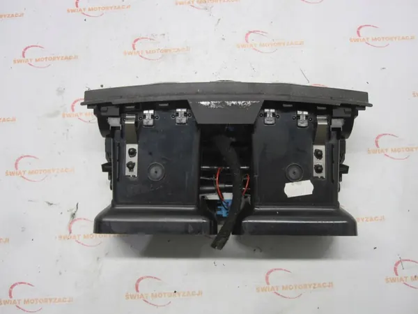 Rejillas e interruptores de aire MERCEDES W204 07r image 4