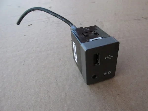 AUX USB-aansluiting SsangYong Rodius II ES Turismo 2015 image 3