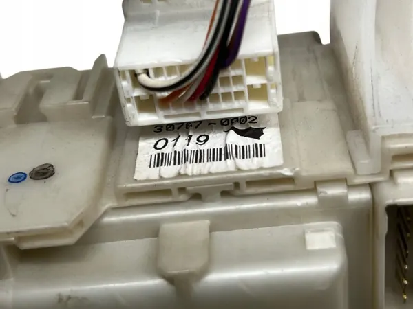 Caixa de fusíveis Toyota Auris I OEM 82730-02J70-A image 5