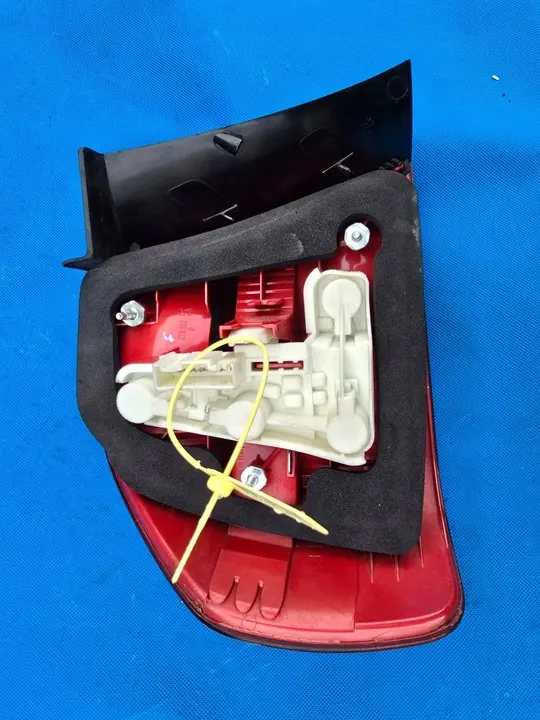 Luz trasera derecha BMW 3 E90 image 3