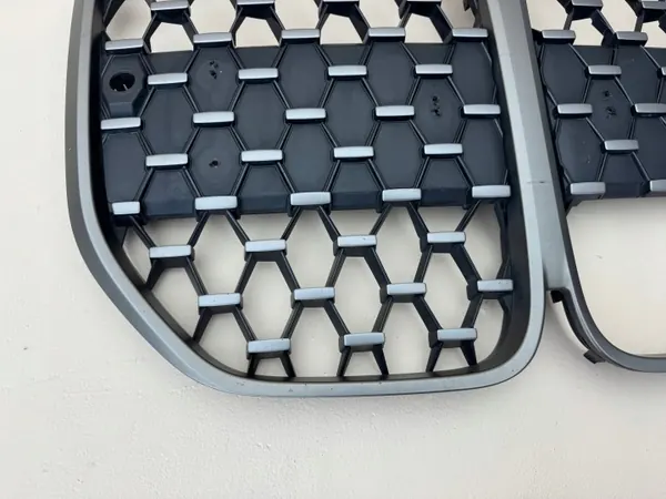 BMW IV 4 G22 G26 20R- Etupuskurin ritilä OEM image 3