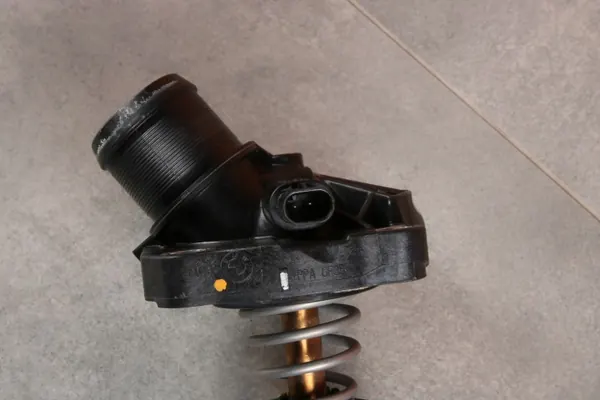 BMW Termostat OEM 4121680 - Begagnad originaldel image 5