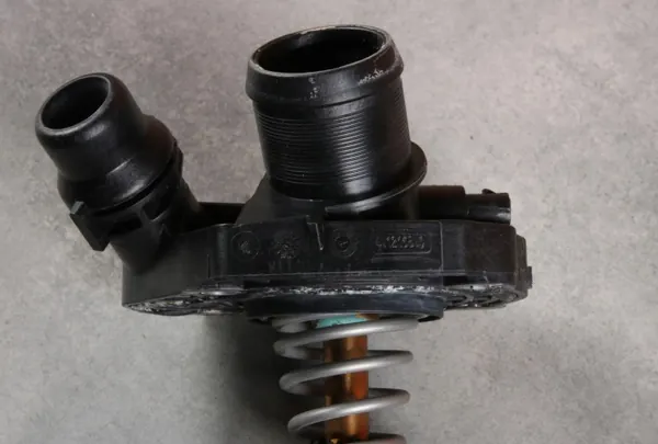 BMW Termostat OEM 4121680 - Begagnad originaldel image 6