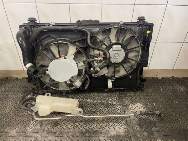 Juego de Radiador OEM FAH12987 para Lexus NX/RAV4 image 4