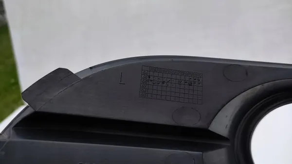 Cadre de phare antibrouillard avant gauche AUDI A4 B7 S LINE image 9