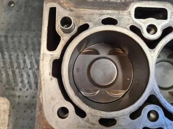 Moottorilohko Kampiakseli Männät 1.8 F18D4 OEM image 3