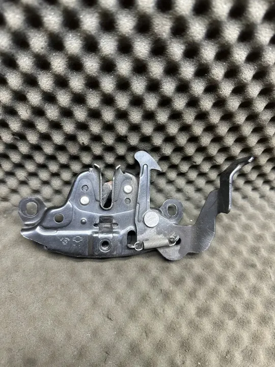 Tranca do capô Nissan OEM 65601-JD000 - Usado image 2