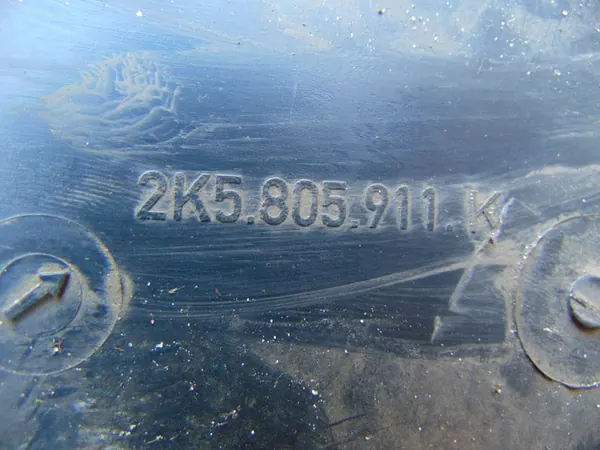 VW Caddy III Etuvasen Lokasuoja 2K5805911K image 3