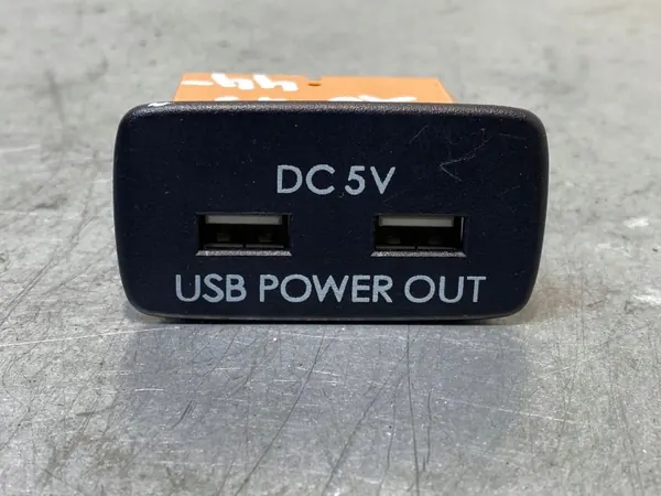 Enchufe USB Subaru OEM FBZ17603 - Pieza Usada image 2