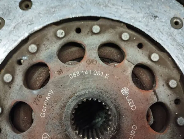 Volkswagen PASSAT B5 1997 Conjunto de embreagem OEM 058141031E image 2