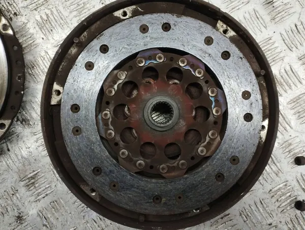 Volkswagen PASSAT B5 1997 Conjunto de embreagem OEM 058141031E image 3