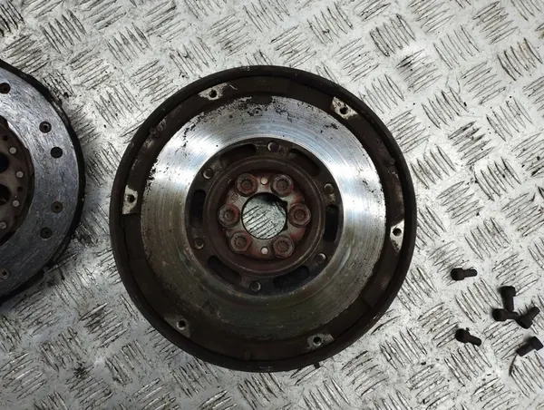 Volkswagen PASSAT B5 1997 Conjunto de embreagem OEM 058141031E image 4