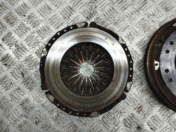 Volkswagen PASSAT B5 1997 Conjunto de embreagem OEM 058141031E image 5