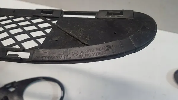 Rejilla de parachoques delantera Mercedes-Benz OE A2038852623 image 3