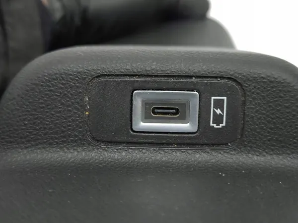 Jeep Avenger 2024 Heck-USB-Anschluss OEM 07357698430 image 10