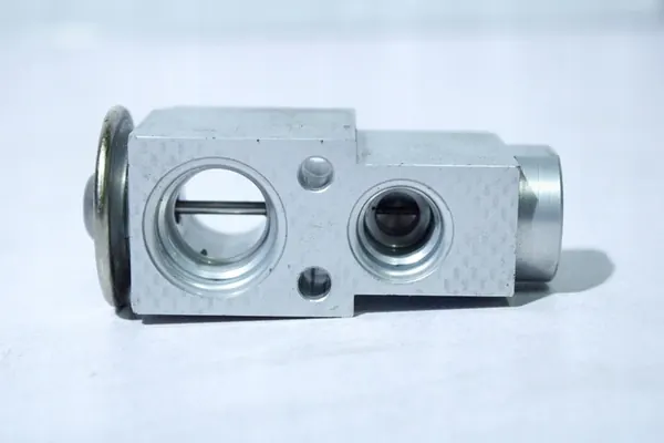 A/C Laajennusventtiili BMW X5 G05 X6 G06 X7 G07 9496915 image 2