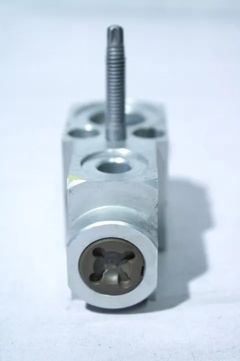 A/C Laajennusventtiili BMW X5 G05 X6 G06 X7 G07 9496915 image 3