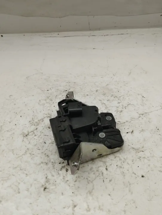 MERCEDES A35 W177 AMG Bagagelås A0997400400 image 5