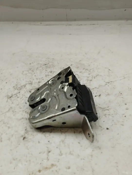 MERCEDES A35 W177 AMG Bagagelås A0997400400 image 8