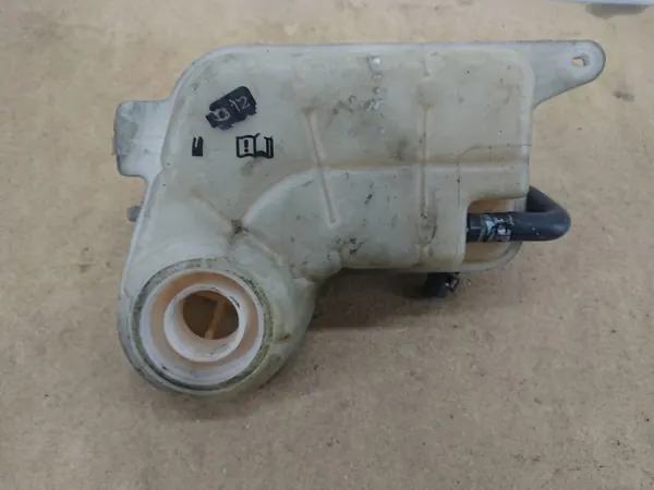 Audi A6 Jäähdytysnesteen laajennussäiliö OEM 4F0121403 image 5
