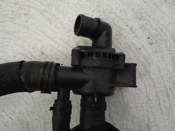 Jaguar XF 3.0D Thermostat Conduit d'Eau OEM 9X23-8A586-AD image 3