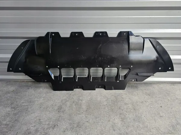 Placa protectora parachoques Maserati Ghibli OEM 670001748 image 2