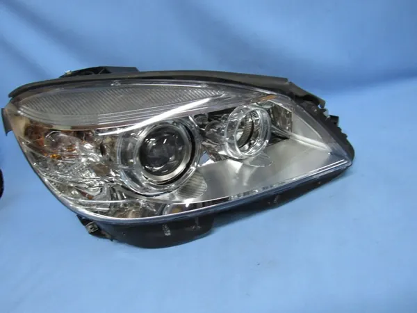 Rechter Mercedes W204 Pre-Facelift Bi-Xenon Koplamp image 2