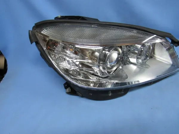 Rechter Mercedes W204 Pre-Facelift Bi-Xenon Koplamp image 3