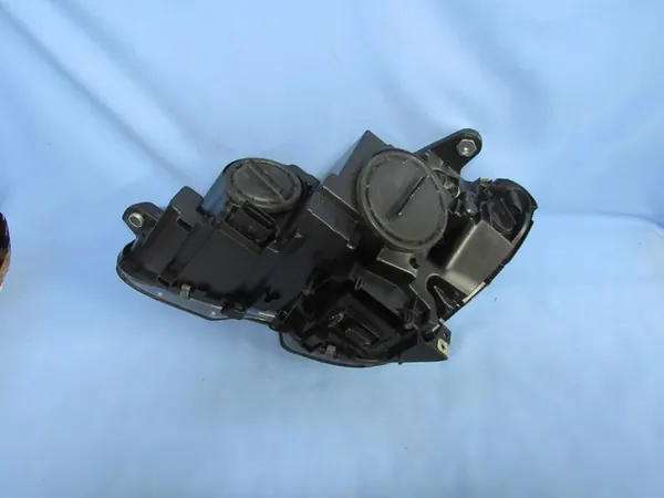 Rechter Mercedes W204 Pre-Facelift Bi-Xenon Koplamp image 9