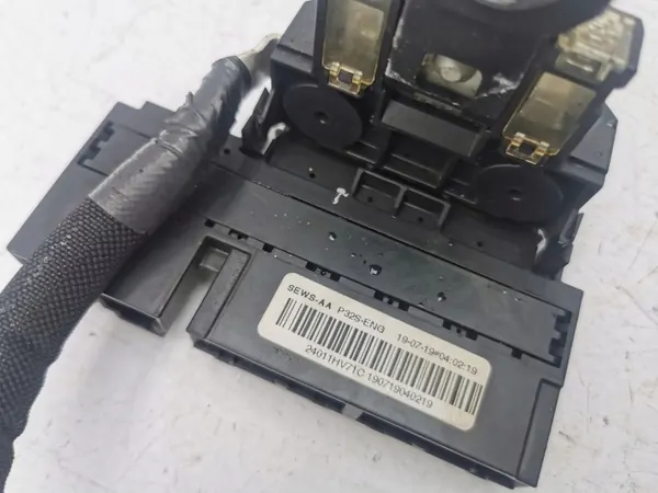 Nissan Qashqai 2019 batterireläsäkring OEM 24011HV71C image 6