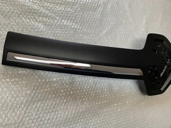 RENAULT TRAFIC III LIFT 19- Chrome Grille Logo 628952659R image 2