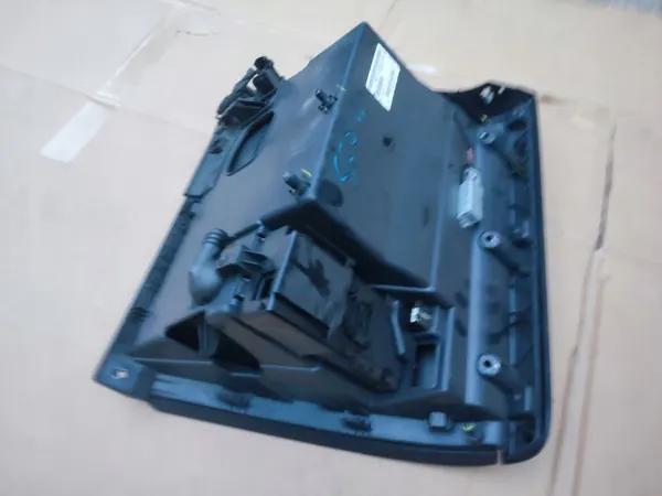 Luvas passageiro OEM 5C7857097AC VW Jetta image 6
