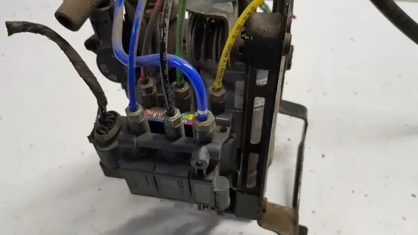 BMW 7 G11 Jousituskompressori OEM 6884682 image 10