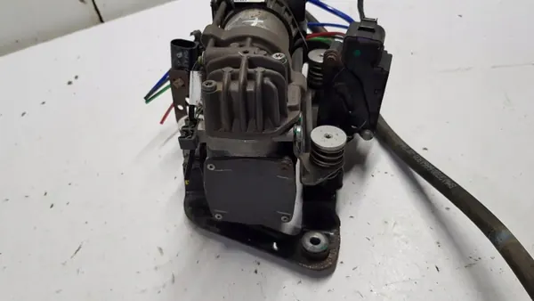 BMW 7 G11 Jousituskompressori OEM 6884682 image 6