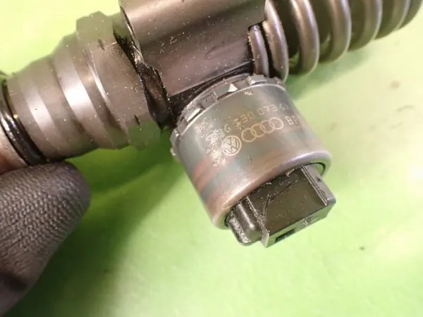 Audi A3 8P 2.0TDI Ruiskutin OEM 03G130073GX image 3