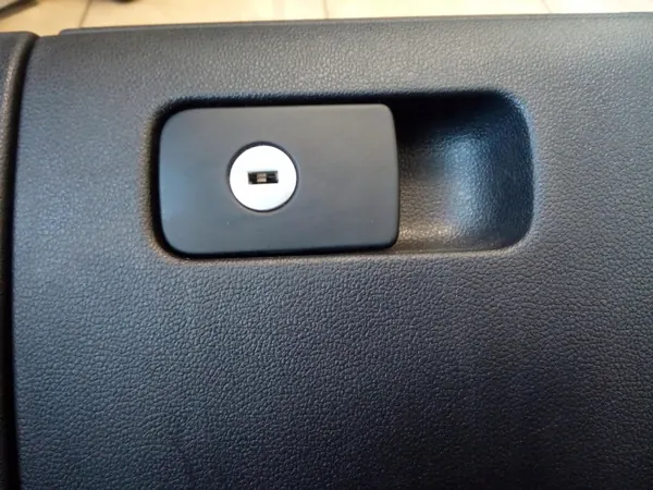 Guante pasajero VW Golf VII OEM 5G1857285E image 5