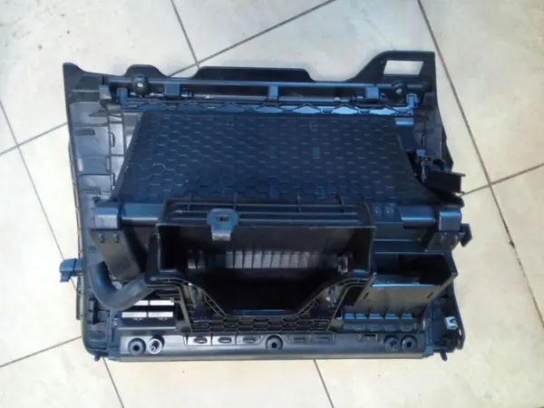 Guante pasajero VW Golf VII OEM 5G1857285E image 9