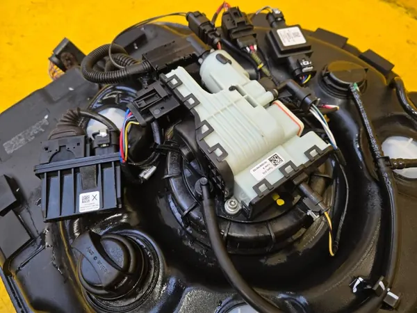 VW Touareg II AdBlue-säiliö OEM 7P0131877E image 3